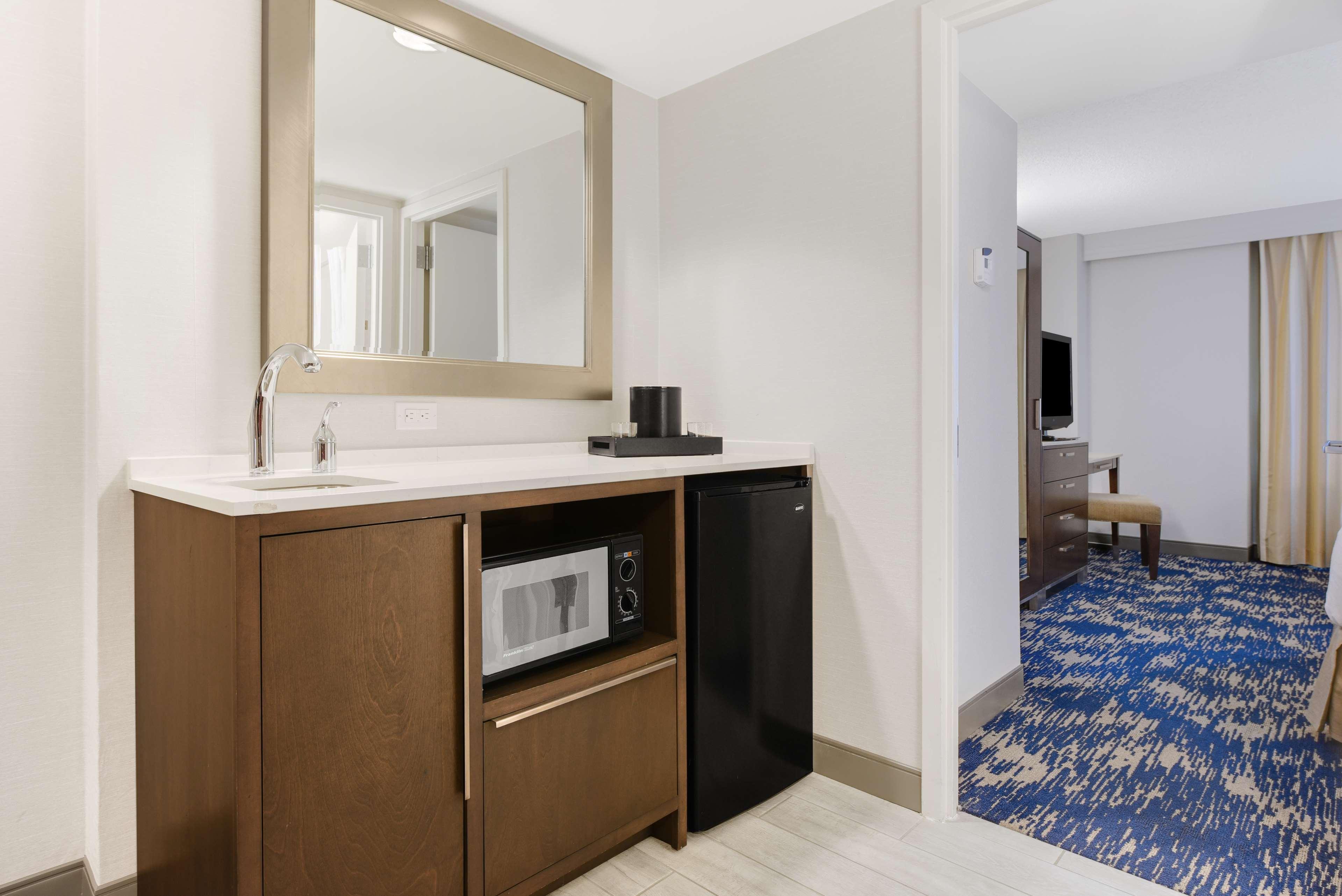 Embassy Suites By Hilton Alexandria Old Town Exteriör bild