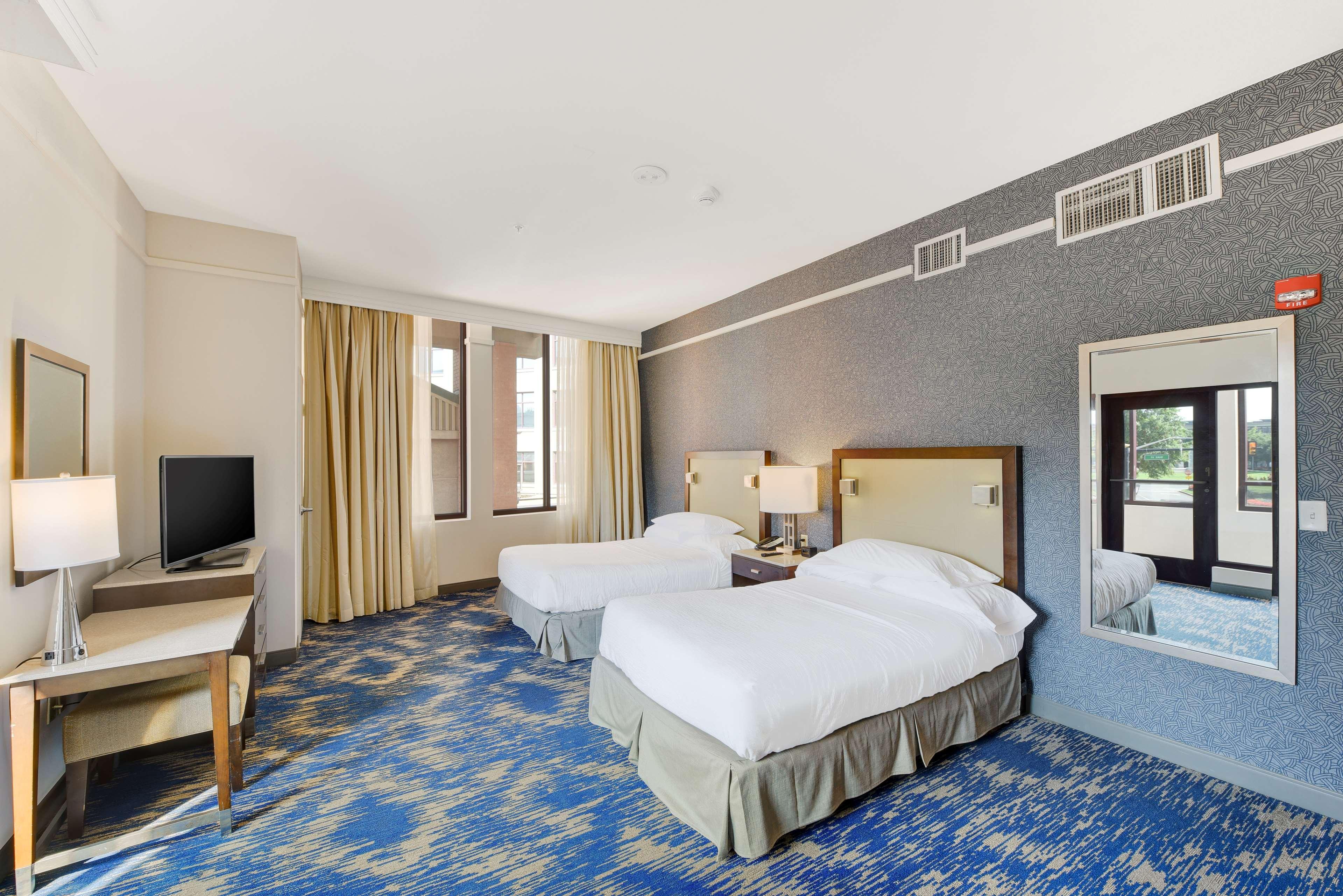 Embassy Suites By Hilton Alexandria Old Town Exteriör bild