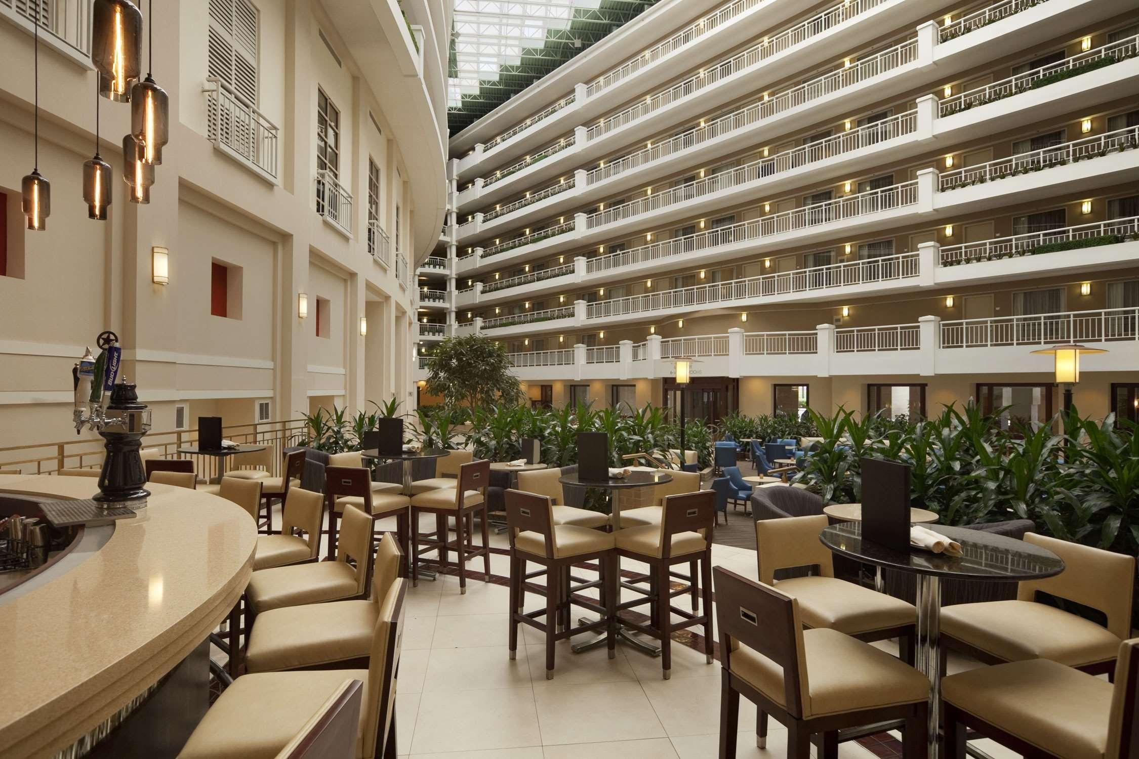 Embassy Suites By Hilton Alexandria Old Town Exteriör bild