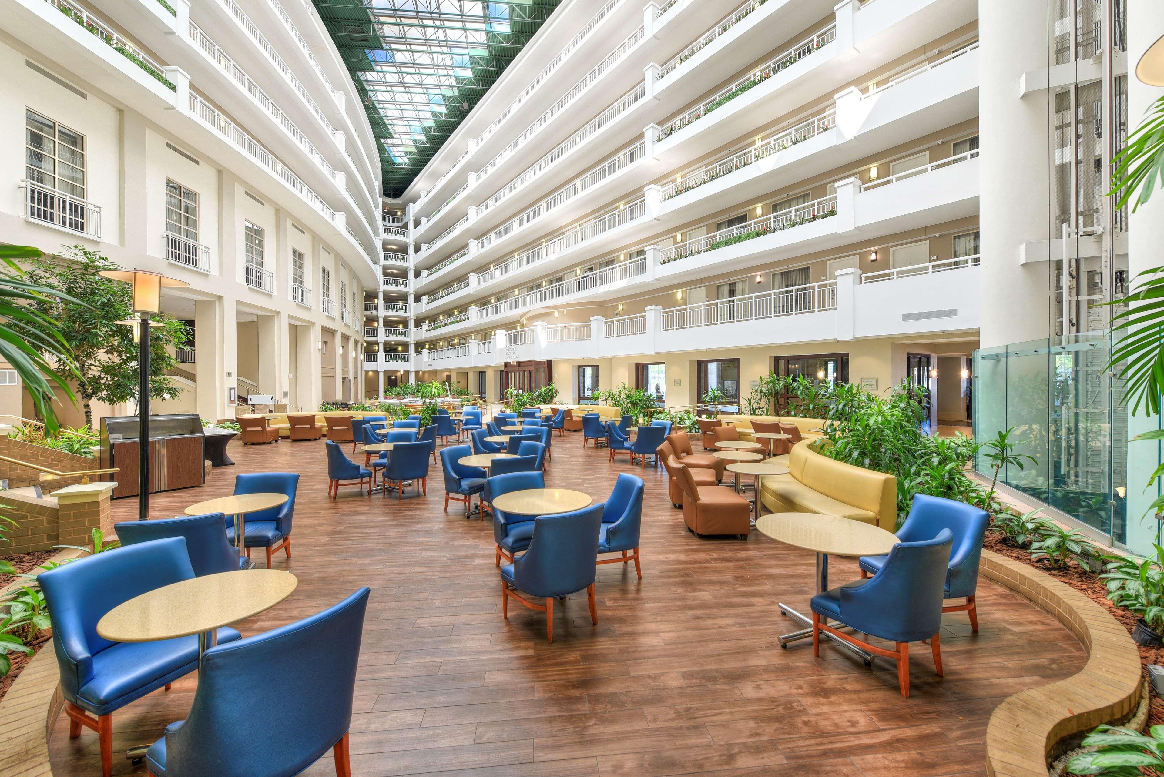 Embassy Suites By Hilton Alexandria Old Town Exteriör bild