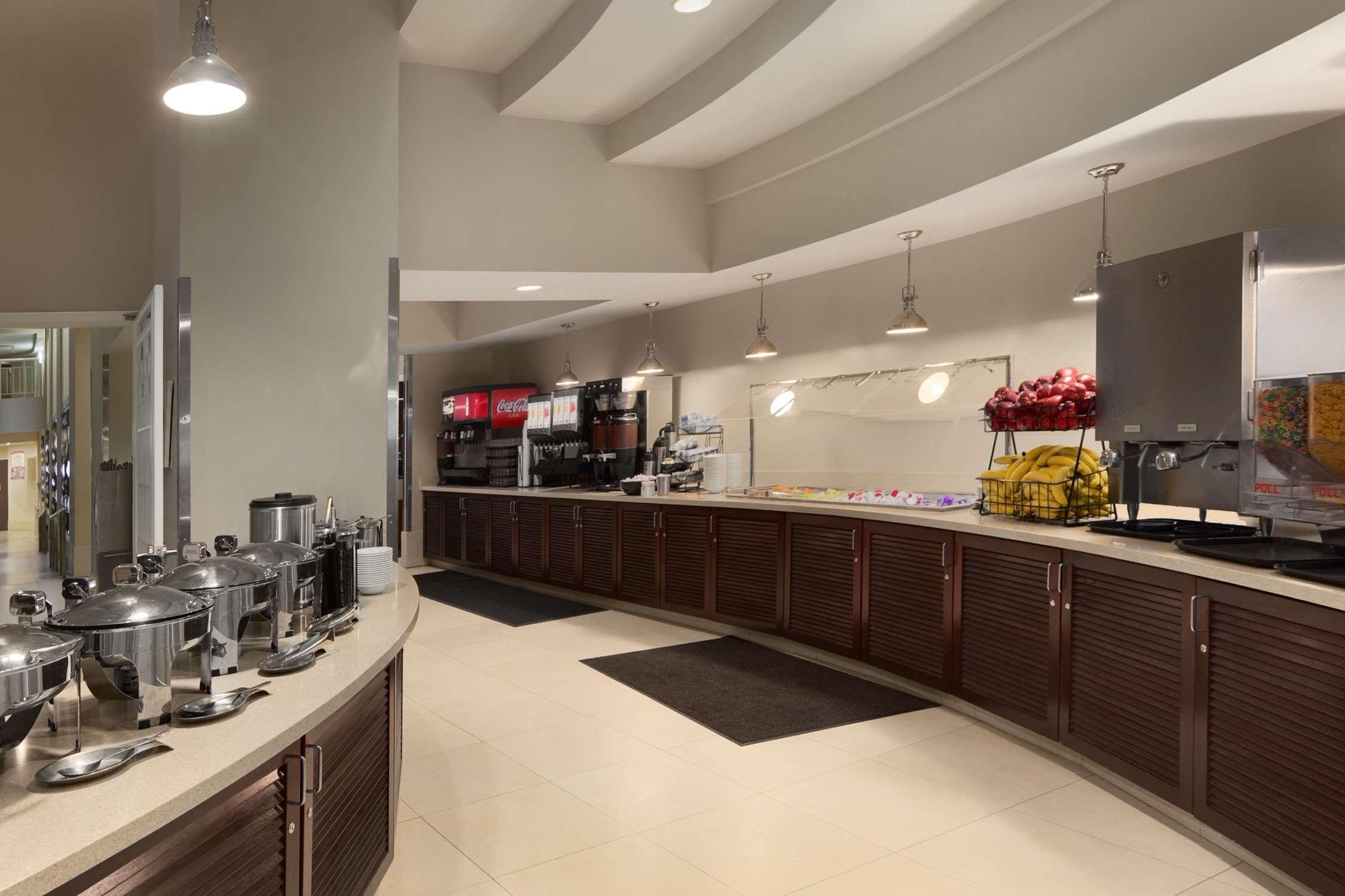 Embassy Suites By Hilton Alexandria Old Town Exteriör bild