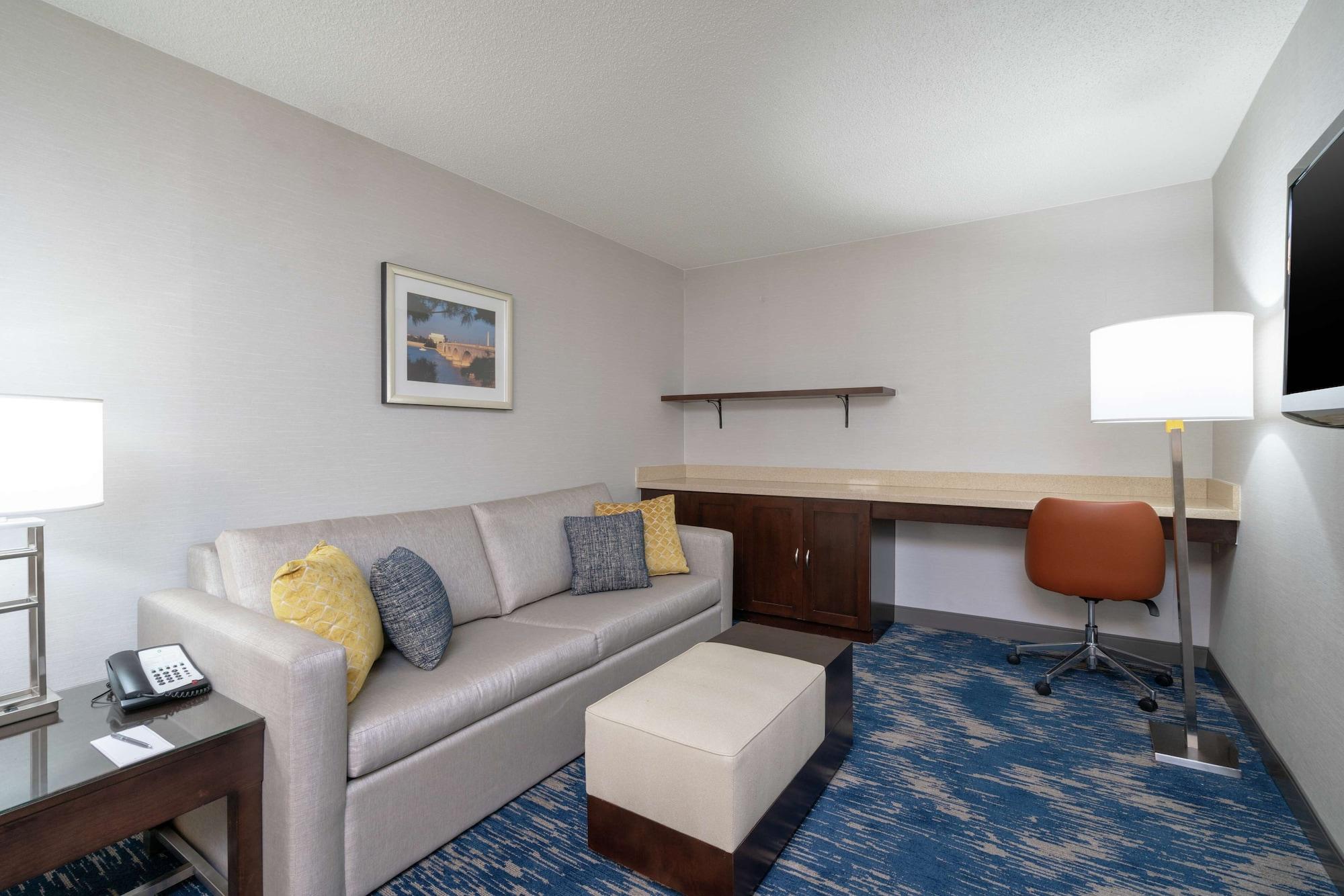 Embassy Suites By Hilton Alexandria Old Town Exteriör bild