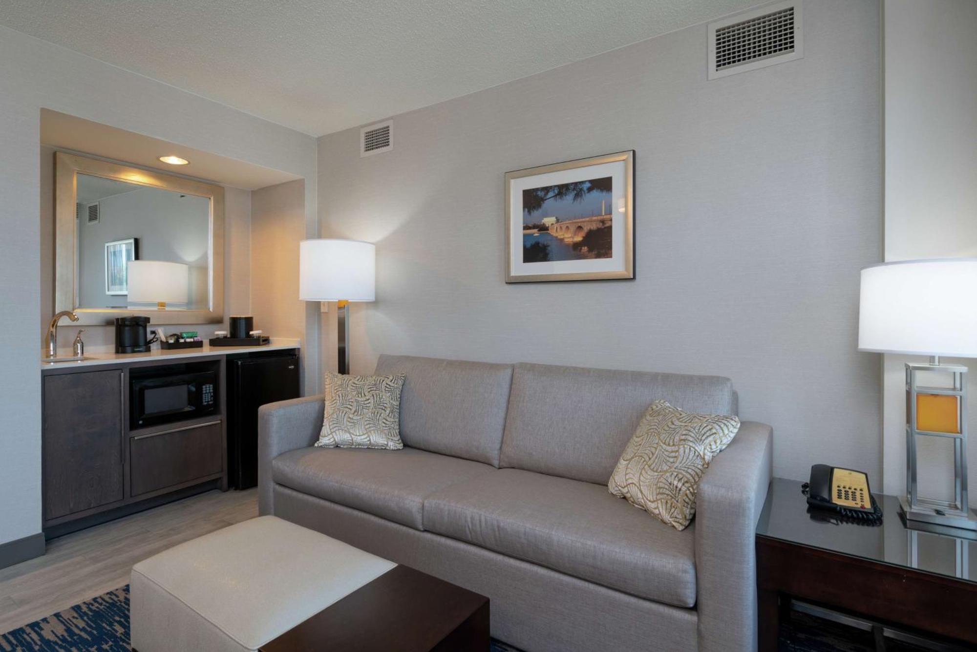 Embassy Suites By Hilton Alexandria Old Town Exteriör bild
