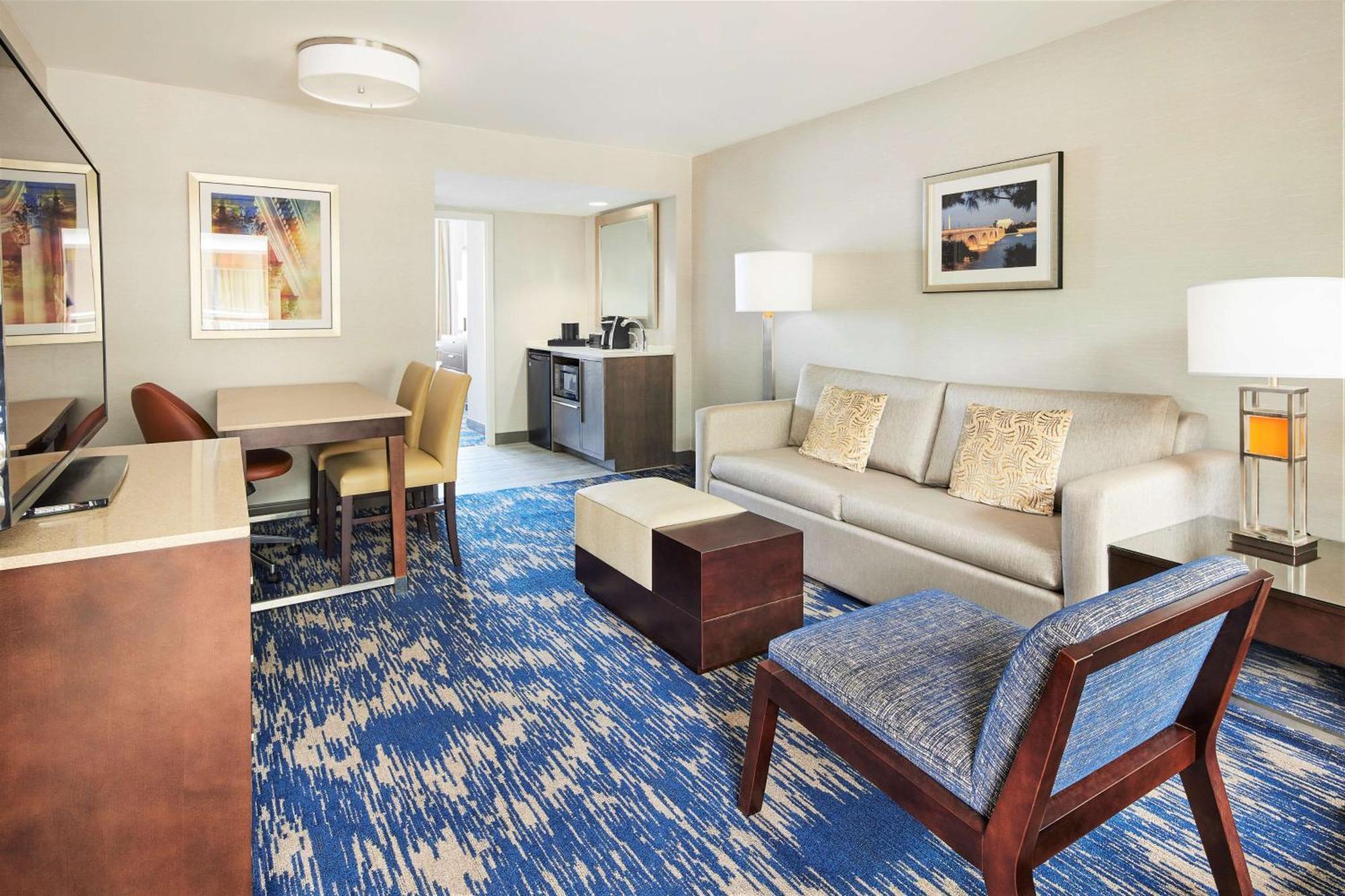 Embassy Suites By Hilton Alexandria Old Town Exteriör bild