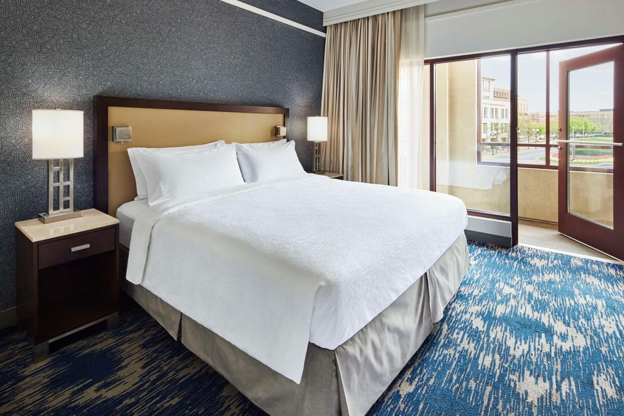 Embassy Suites By Hilton Alexandria Old Town Exteriör bild