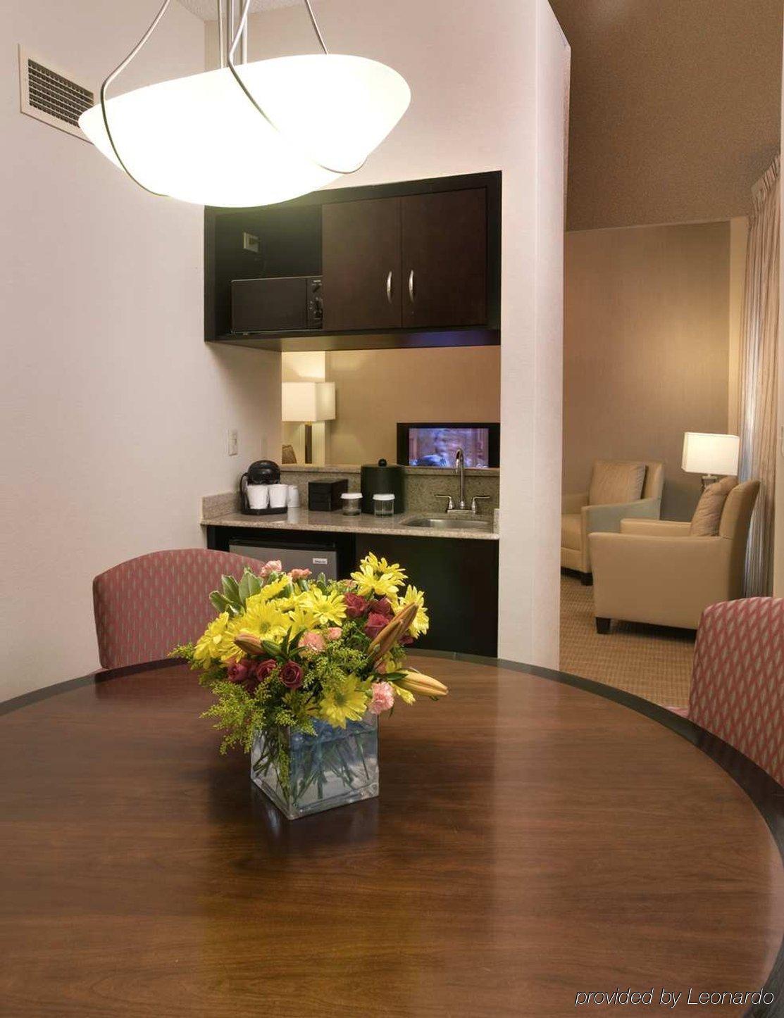 Embassy Suites By Hilton Alexandria Old Town Rum bild